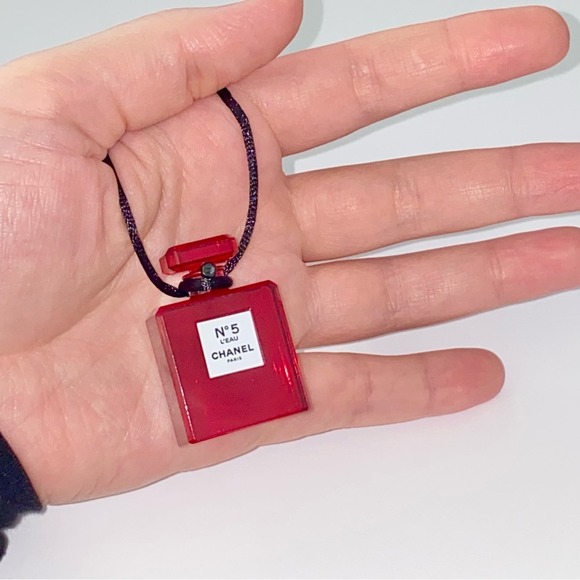 CHANEL Paris No 5 L’eau Red Plexiglass Perfume Bottle Charm Pendant Necklace - Picture 10 of 11